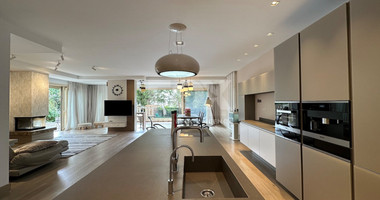 FOR RENT LUXURY FIVE BEDROOM VILLA 20 METRES FROM THE SEA IN THE AMATHOUNDA AREA OF LIMASSOL