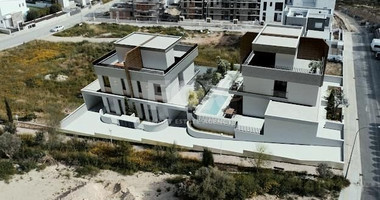 Spacious-Modern Design Two Bedroom Townhouses With Swimming Pool