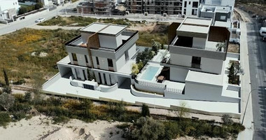 Spacious-Modern Design Two Bedroom Townhouses With Swimming Pool