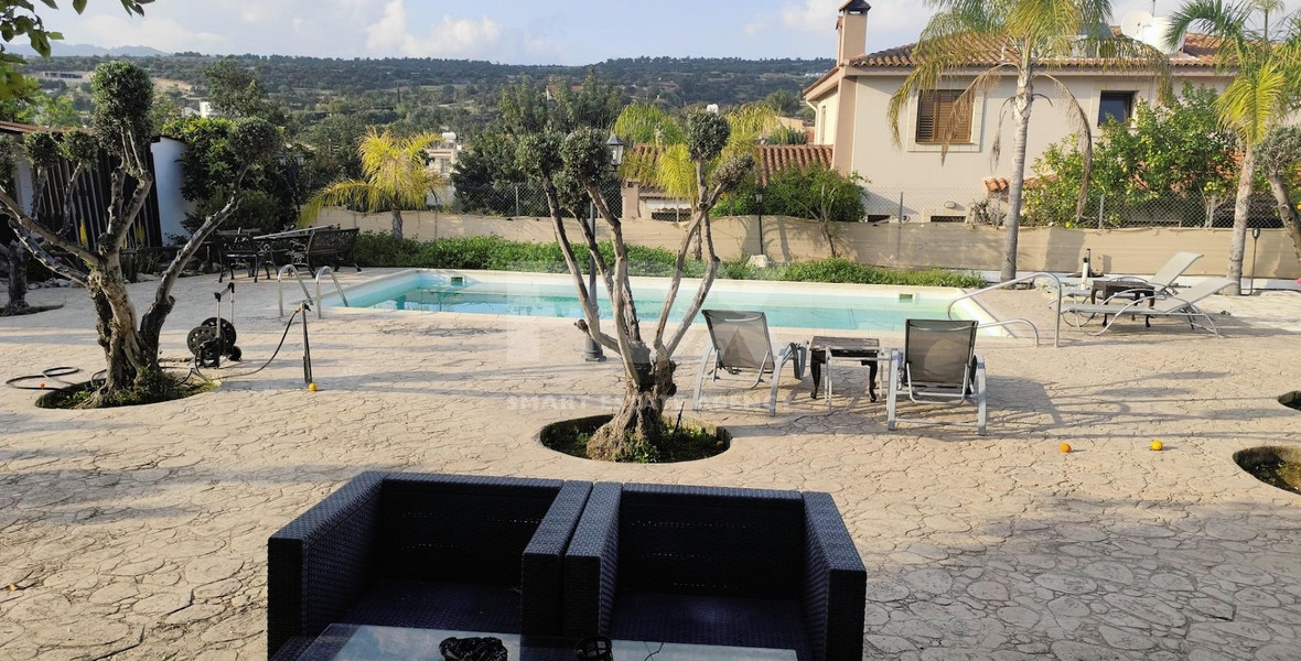 Three Bed House For rent with swimming pool In Paramytha