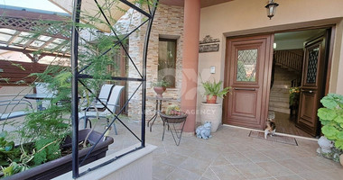Four bedroom semi-detached house for rent, in Episkopi, Limassol