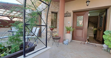 Four bedroom semi-detached house for rent, in Episkopi, Limassol