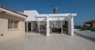 Penthouse across the road from the beach in private complex