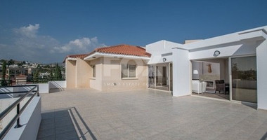 Penthouse across the road from the beach in private complex