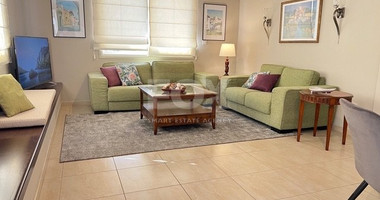 Penthouse across the road from the beach in private complex