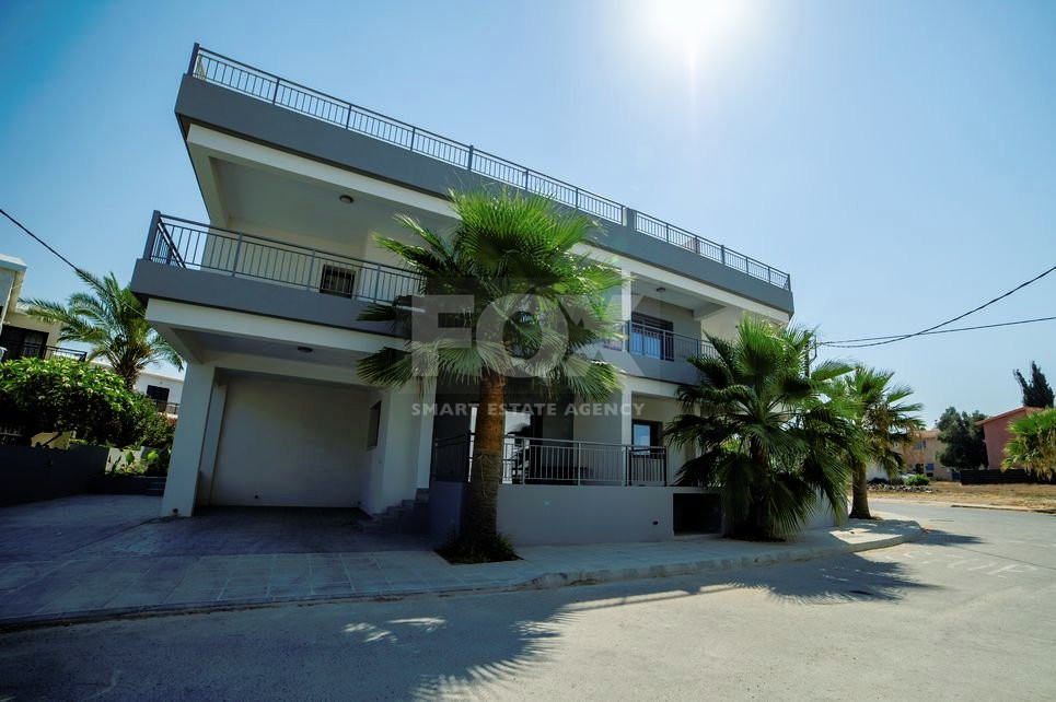 Three bedroom apartment in a privileged area in Tomb of the Kings, Paphos