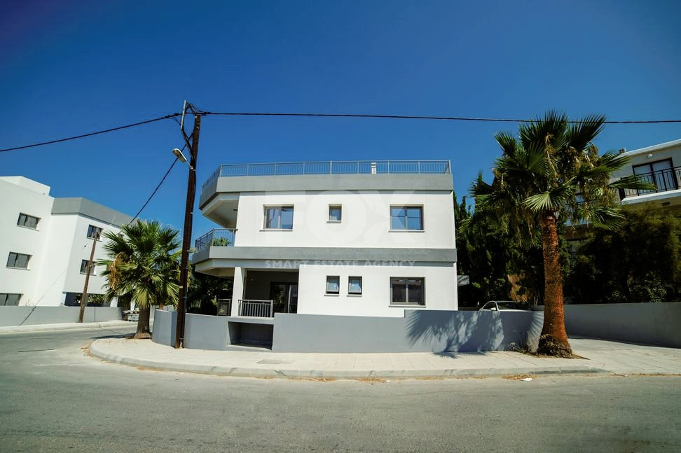 Three bedroom apartment in a privileged area in Tomb of the Kings, Paphos