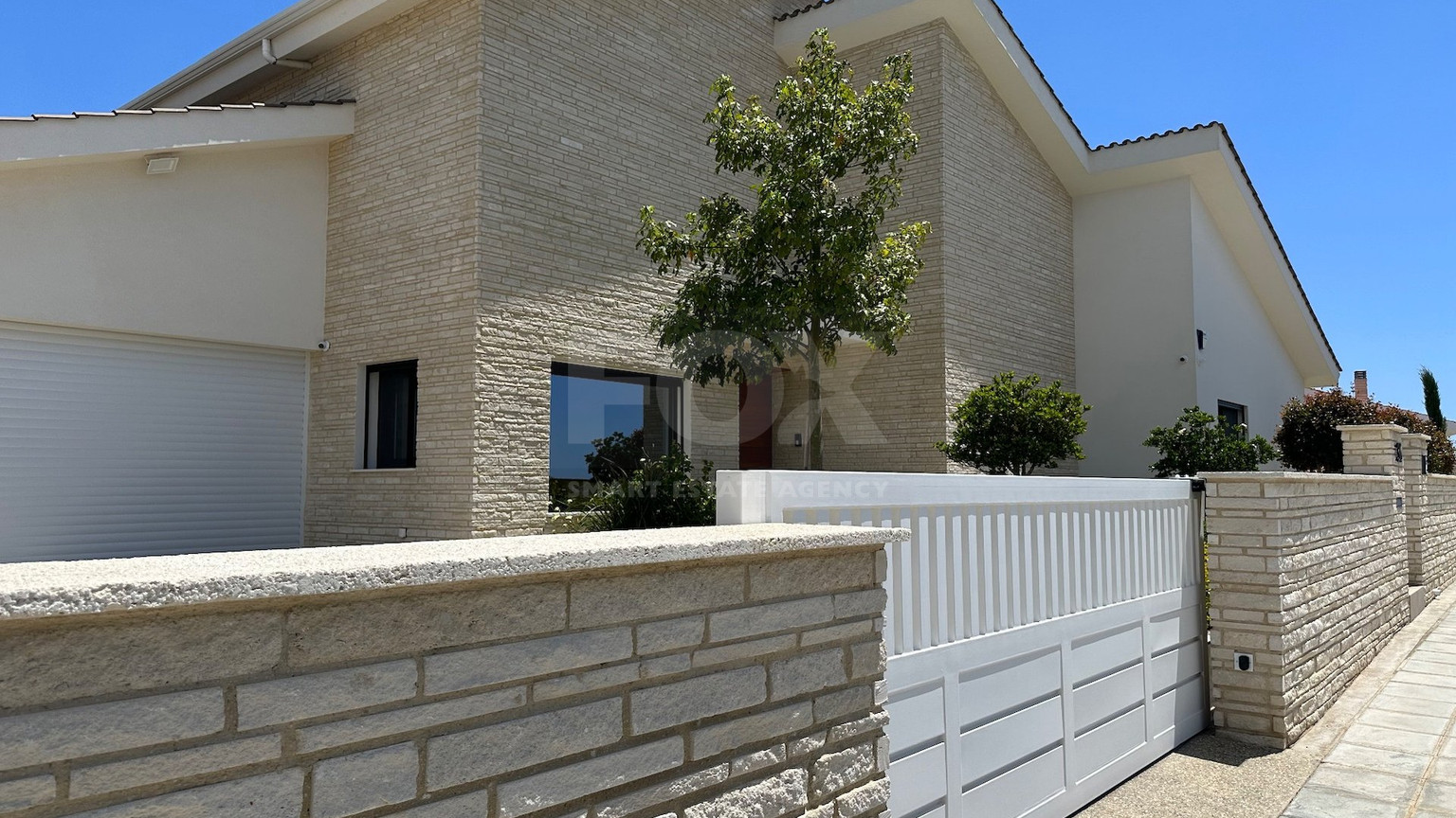 DETACHED FOUR BEDROOM VILLA WITH OFFICE/FIFTH BEDROOM, SEPARATE GUEST HOUSE, SEPARATE MAIDS QUARTER, CHILDRENS PLAYGROUND.