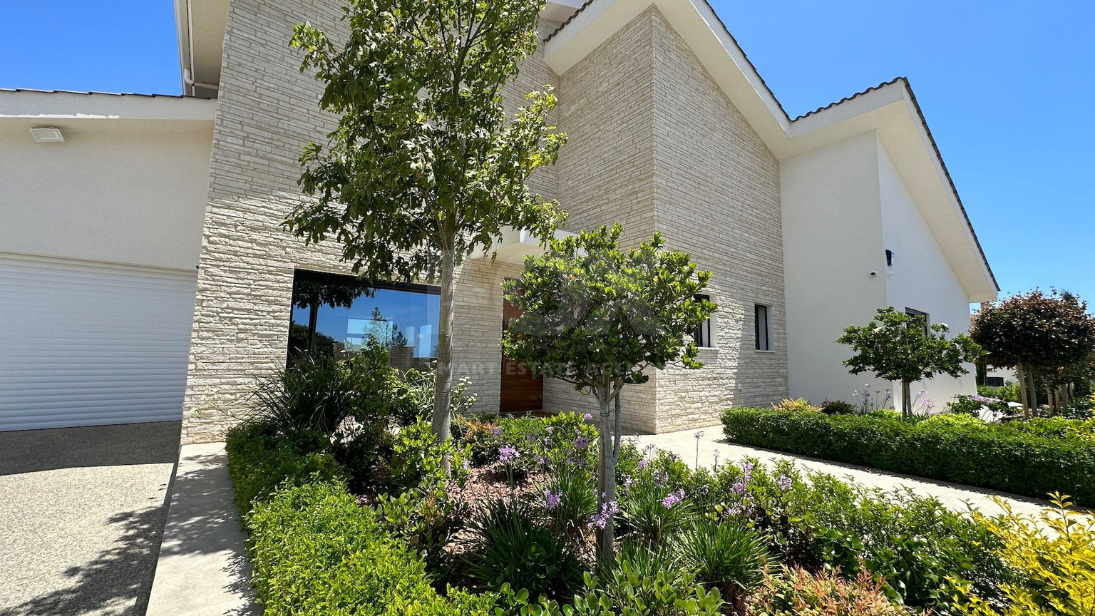 DETACHED FOUR BEDROOM VILLA WITH OFFICE/FIFTH BEDROOM, SEPARATE GUEST HOUSE, SEPARATE MAIDS QUARTER, CHILDRENS PLAYGROUND.
