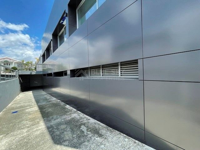 FOR RENT COMMERCIAL BUILDING ONE LEVEL OFFERING 1,800 SQM COVERED AREA AND OVER 100 DESIGNATED PARKING SPACES IN GREAT LOCATION