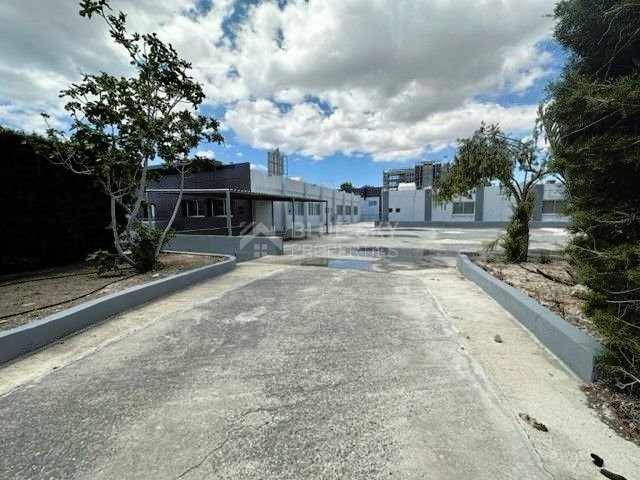 FOR RENT COMMERCIAL BUILDING ONE LEVEL OFFERING 1,800 SQM COVERED AREA AND OVER 100 DESIGNATED PARKING SPACES IN GREAT LOCATION