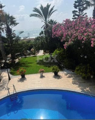 Three bedroom beachfront villa in Chloraka