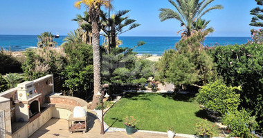 Three bedroom beachfront villa in Chloraka