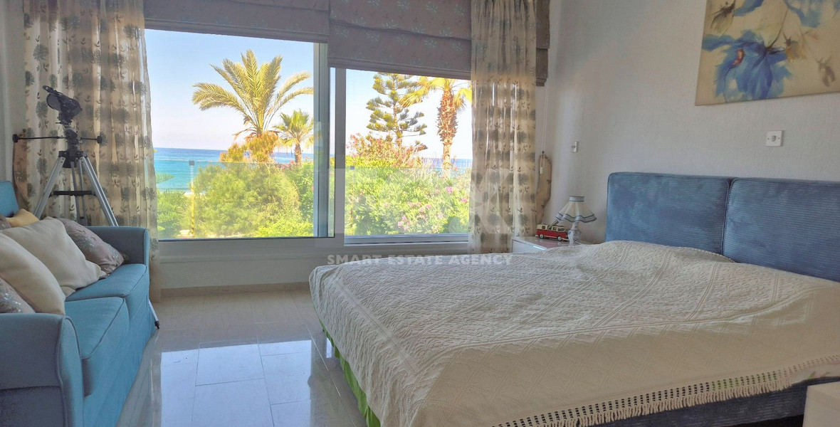 Three bedroom beachfront villa in Chloraka