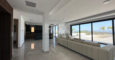 New Furnished Luxury Villa 4 bedrooms, 5 bathrooms , Elevator to all floors, overflow swimming pool with panoramic views