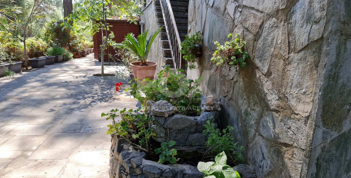 Furnished house in moniatis with guest house