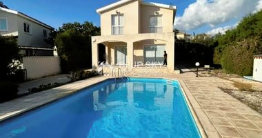 Three bedroom detached villa with swimming pool
