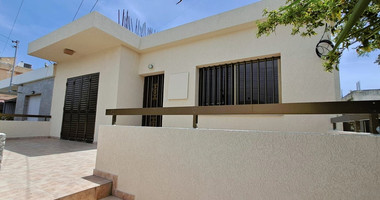 Three plus one bedroom semi-detached house for Rent in Kato Polemidia, Limassol