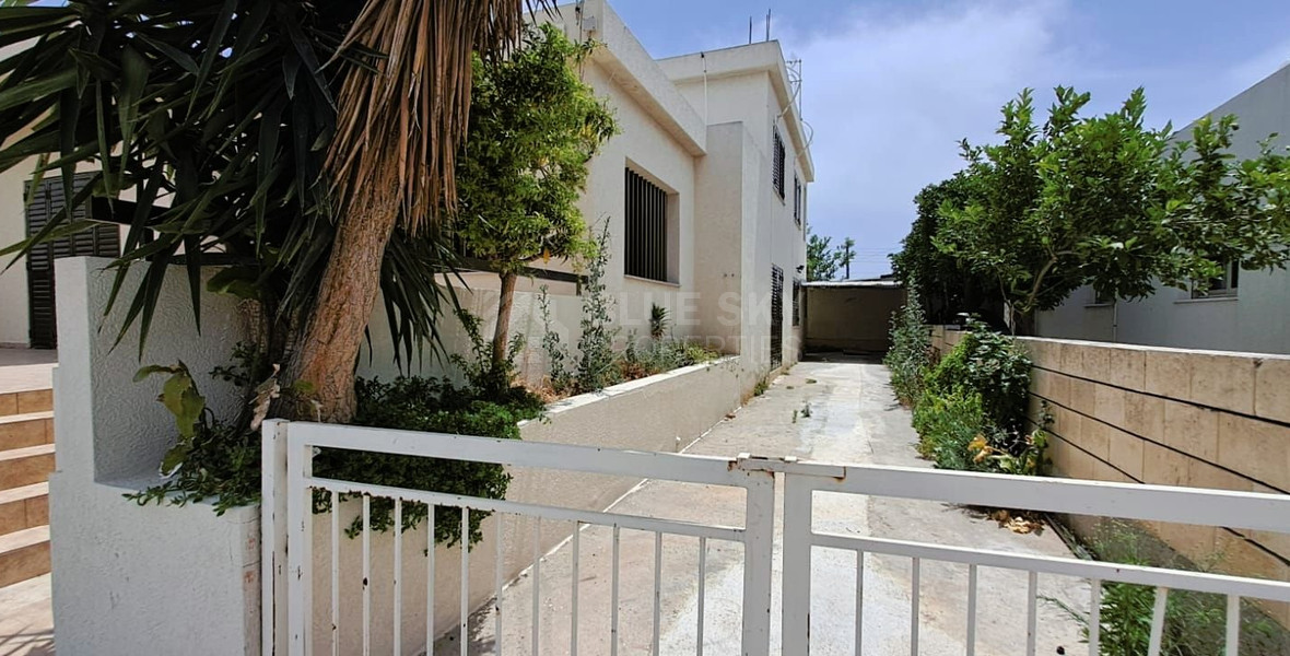 Three plus one bedroom semi-detached house for Rent in Kato Polemidia, Limassol
