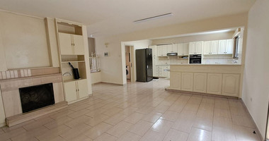 Three plus one bedroom semi-detached house for Rent in Kato Polemidia, Limassol