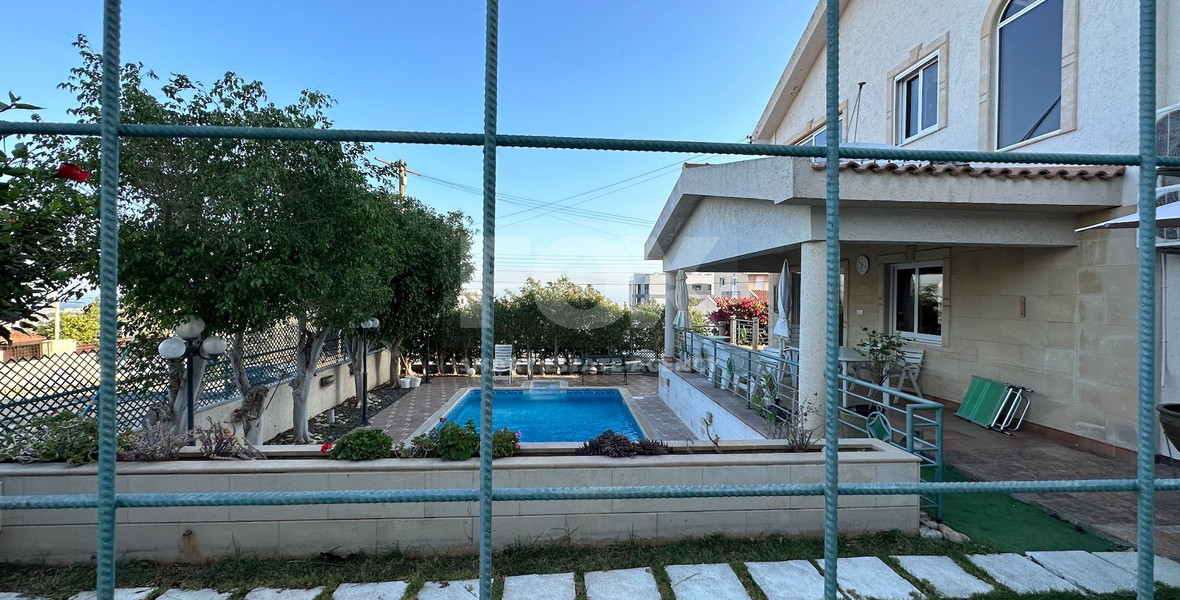 GRAB A BARGAIN - Six bedroom detached house for sale in Panthea-Mesa geitonia