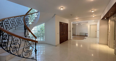 FOR SALE: VERSATILE BUILDING FOR HOME AND BUSINESS USE IN  PRIME LOCACATION NEAR ALL AMENITIES.