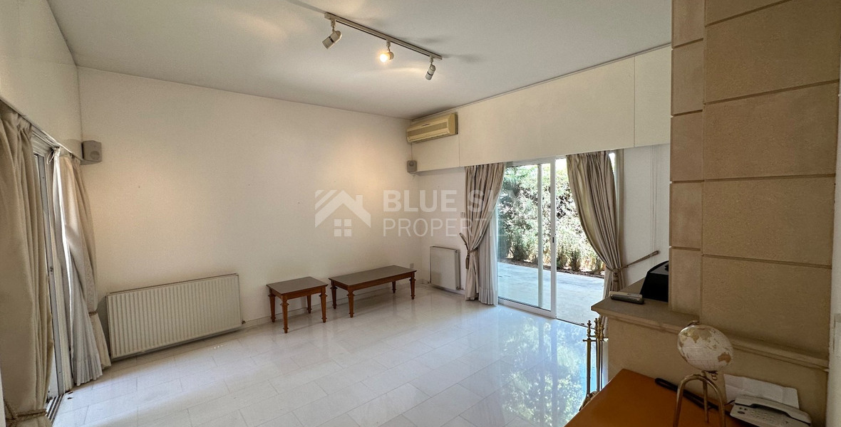 FOR SALE: VERSATILE BUILDING FOR HOME AND BUSINESS USE IN  PRIME LOCACATION NEAR ALL AMENITIES.