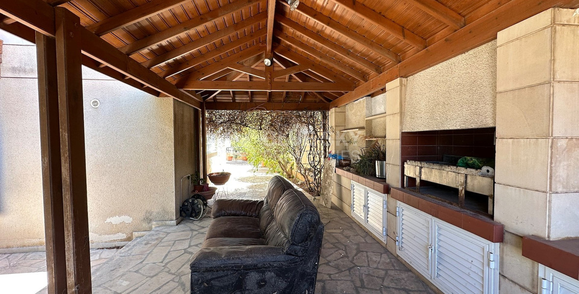 FOR SALE: VERSATILE BUILDING FOR HOME AND BUSINESS USE IN  PRIME LOCACATION NEAR ALL AMENITIES.