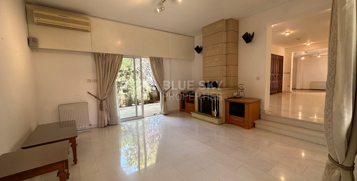 FOR SALE: VERSATILE BUILDING FOR HOME AND BUSINESS USE IN  PRIME LOCACATION NEAR ALL AMENITIES.