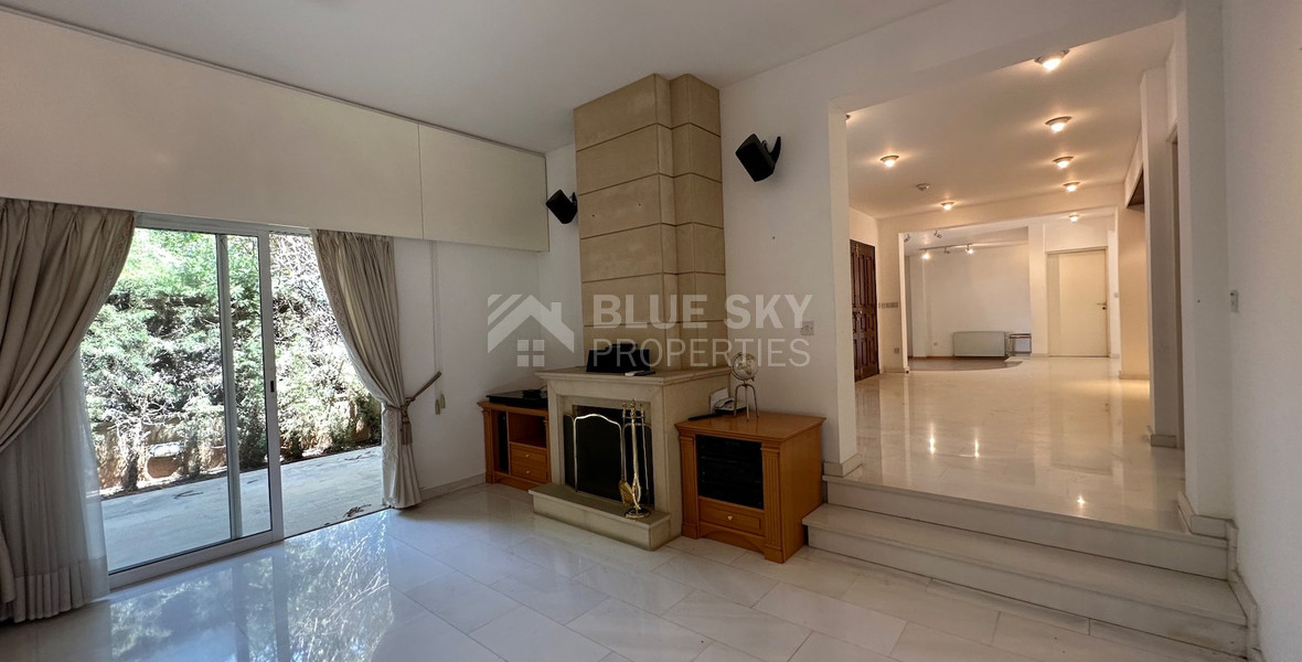 FOR SALE: VERSATILE BUILDING FOR HOME AND BUSINESS USE IN  PRIME LOCACATION NEAR ALL AMENITIES.