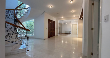 FOR SALE: VERSATILE BUILDING FOR HOME AND BUSINESS USE IN  PRIME LOCACATION NEAR ALL AMENITIES.