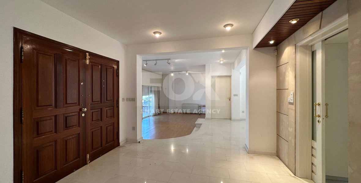 FOR SALE: VERSATILE BUILDING FOR HOME AND BUSINESS USE IN  PRIME LOCACATION NEAR ALL AMENITIES.