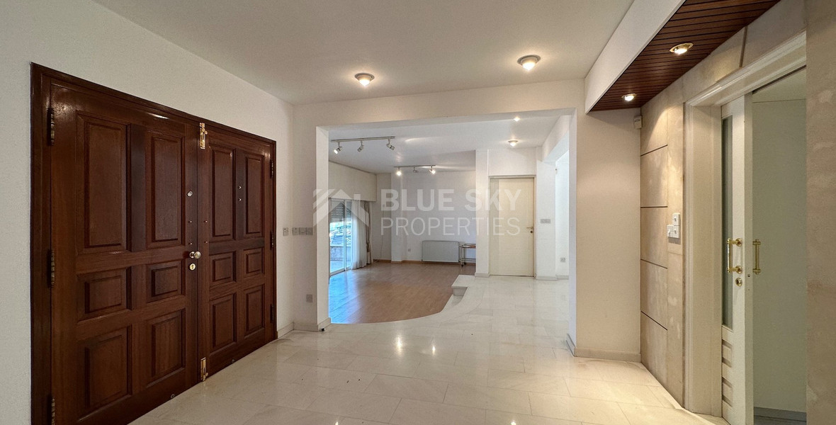 FOR SALE: VERSATILE BUILDING FOR HOME AND BUSINESS USE IN  PRIME LOCACATION NEAR ALL AMENITIES.