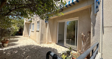 FOR SALE: VERSATILE BUILDING FOR HOME AND BUSINESS USE IN  PRIME LOCACATION NEAR ALL AMENITIES.