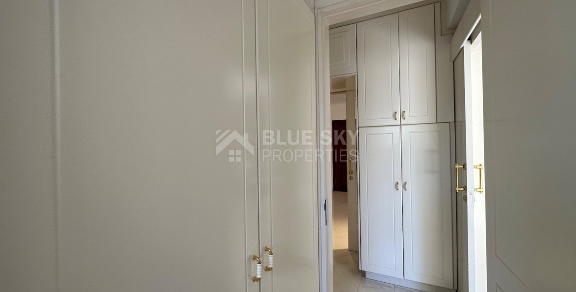 FOR SALE: VERSATILE BUILDING FOR HOME AND BUSINESS USE IN  PRIME LOCACATION NEAR ALL AMENITIES.