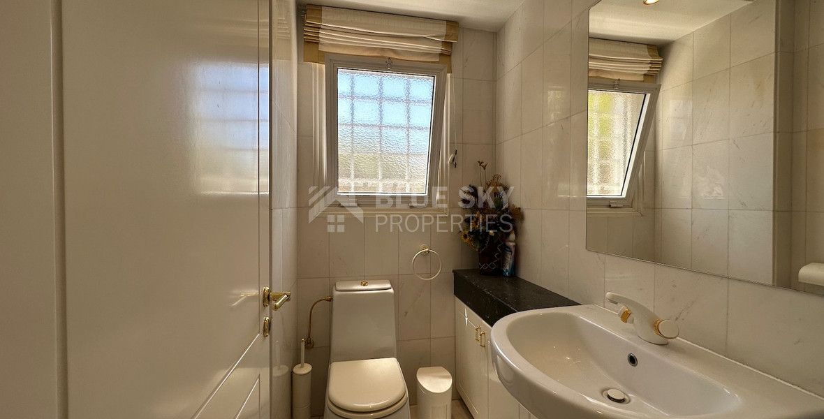 FOR SALE: VERSATILE BUILDING FOR HOME AND BUSINESS USE IN  PRIME LOCACATION NEAR ALL AMENITIES.