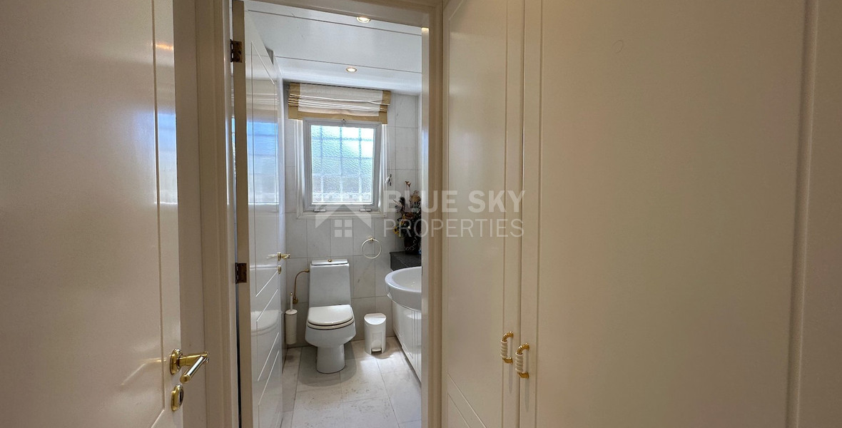 FOR SALE: VERSATILE BUILDING FOR HOME AND BUSINESS USE IN  PRIME LOCACATION NEAR ALL AMENITIES.