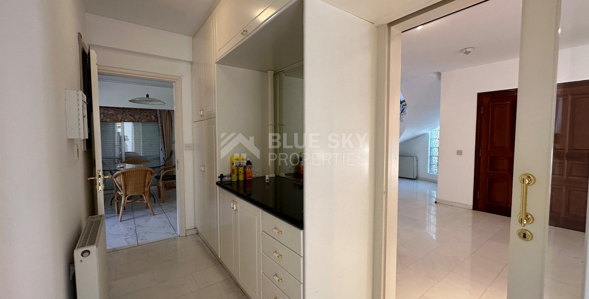 FOR SALE: VERSATILE BUILDING FOR HOME AND BUSINESS USE IN  PRIME LOCACATION NEAR ALL AMENITIES.