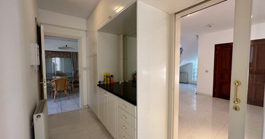 FOR SALE: VERSATILE BUILDING FOR HOME AND BUSINESS USE IN  PRIME LOCACATION NEAR ALL AMENITIES.