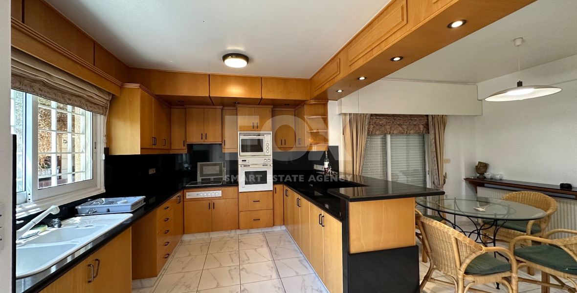 FOR SALE: VERSATILE BUILDING FOR HOME AND BUSINESS USE IN  PRIME LOCACATION NEAR ALL AMENITIES.