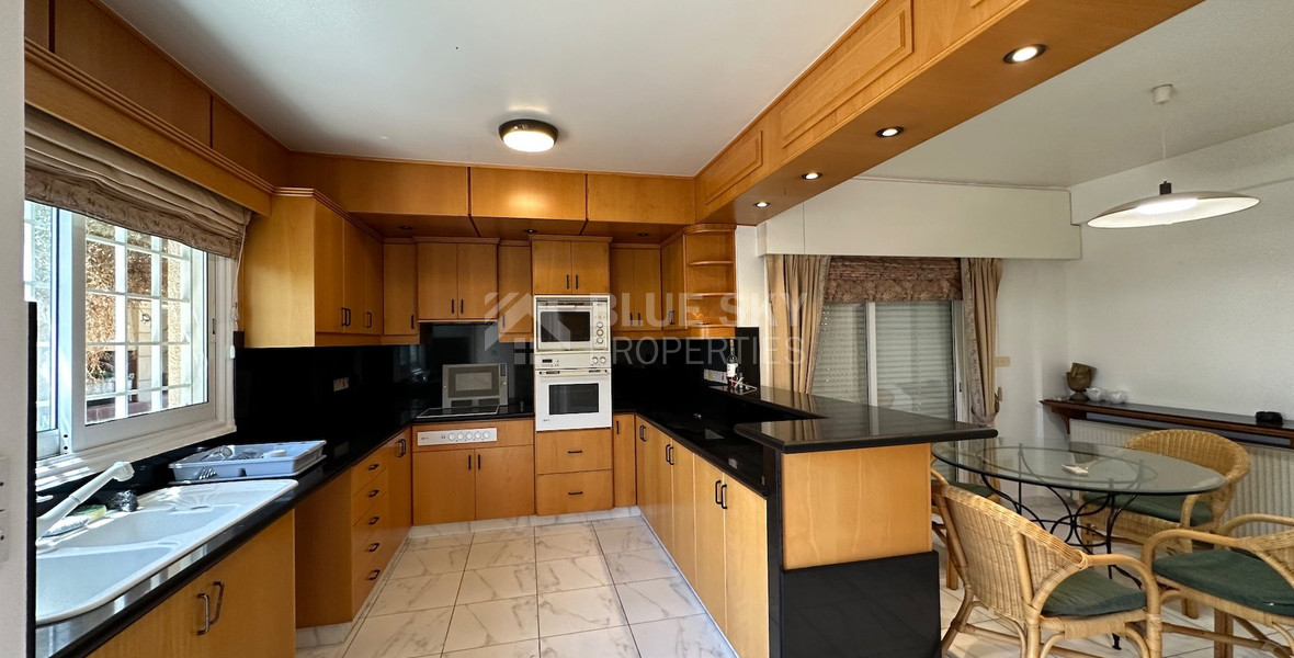 FOR SALE: VERSATILE BUILDING FOR HOME AND BUSINESS USE IN  PRIME LOCACATION NEAR ALL AMENITIES.