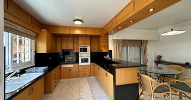 FOR SALE: VERSATILE BUILDING FOR HOME AND BUSINESS USE IN  PRIME LOCACATION NEAR ALL AMENITIES.