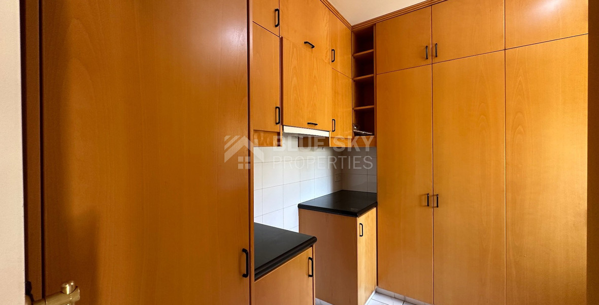 FOR SALE: VERSATILE BUILDING FOR HOME AND BUSINESS USE IN  PRIME LOCACATION NEAR ALL AMENITIES.