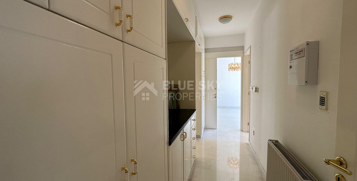 FOR SALE: VERSATILE BUILDING FOR HOME AND BUSINESS USE IN  PRIME LOCACATION NEAR ALL AMENITIES.