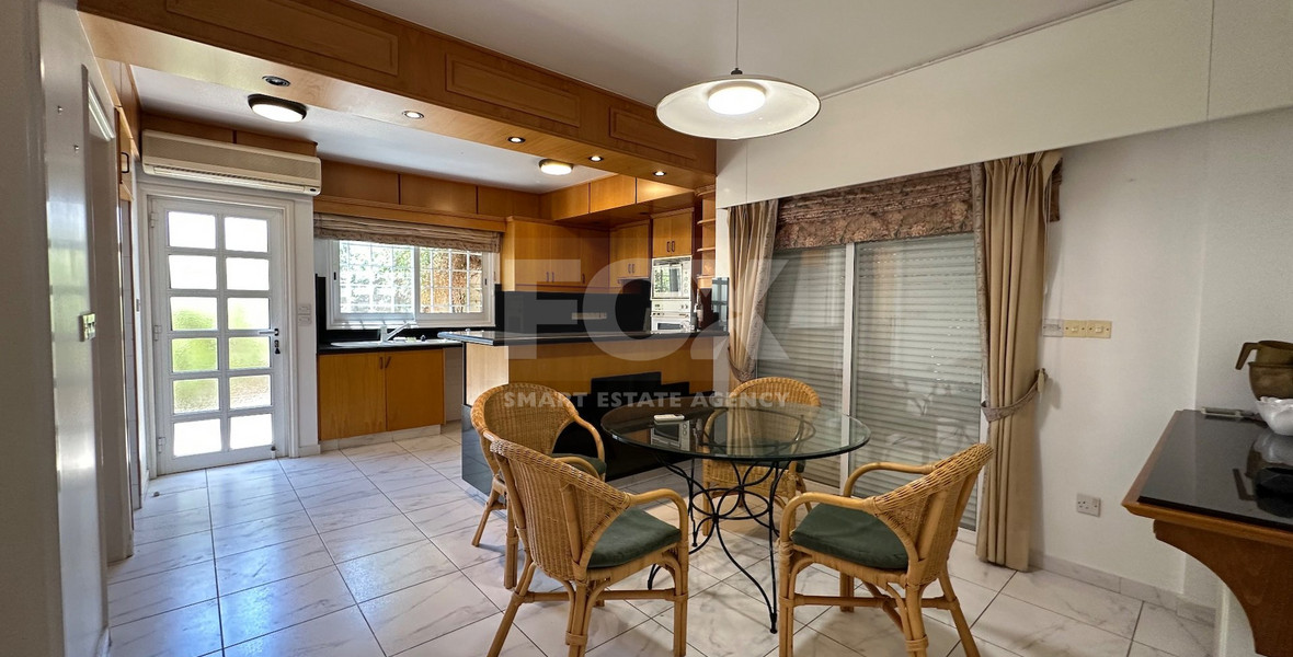 FOR SALE: VERSATILE BUILDING FOR HOME AND BUSINESS USE IN  PRIME LOCACATION NEAR ALL AMENITIES.