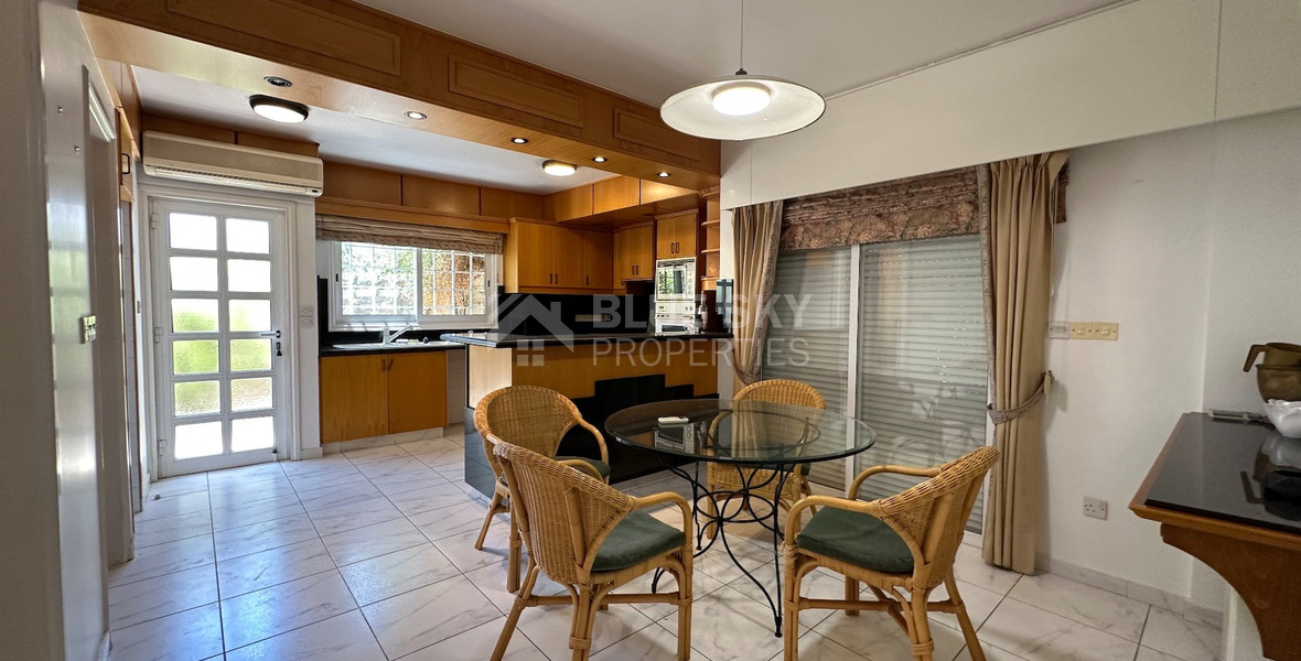 FOR SALE: VERSATILE BUILDING FOR HOME AND BUSINESS USE IN  PRIME LOCACATION NEAR ALL AMENITIES.