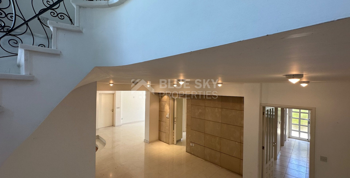 FOR SALE: VERSATILE BUILDING FOR HOME AND BUSINESS USE IN  PRIME LOCACATION NEAR ALL AMENITIES.