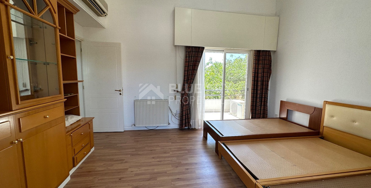 FOR SALE: VERSATILE BUILDING FOR HOME AND BUSINESS USE IN  PRIME LOCACATION NEAR ALL AMENITIES.