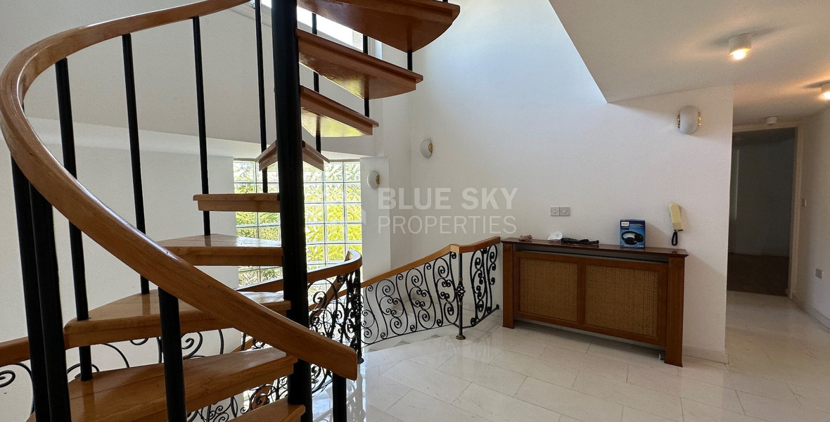 FOR SALE: VERSATILE BUILDING FOR HOME AND BUSINESS USE IN  PRIME LOCACATION NEAR ALL AMENITIES.