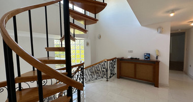 FOR SALE: VERSATILE BUILDING FOR HOME AND BUSINESS USE IN  PRIME LOCACATION NEAR ALL AMENITIES.